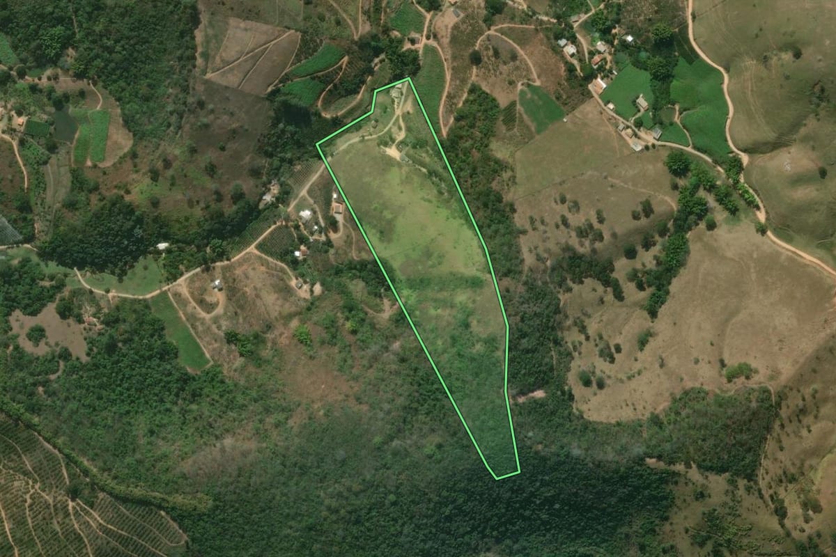 Imagem de satélite do imóvel rural em Sapucaia (RJ), com o contorno declarado no CAR desenhado por cima.