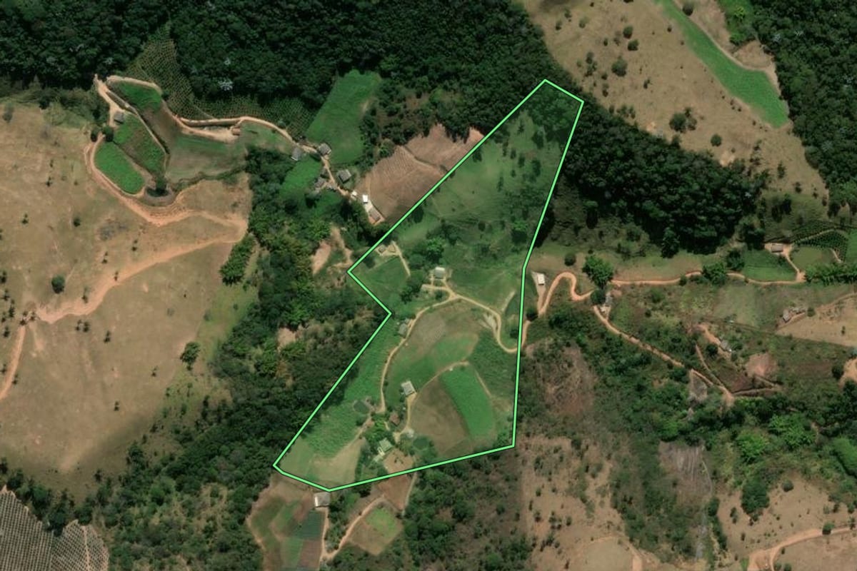 Imagem de satélite do imóvel rural em Sapucaia (RJ), com o contorno declarado no CAR desenhado por cima.