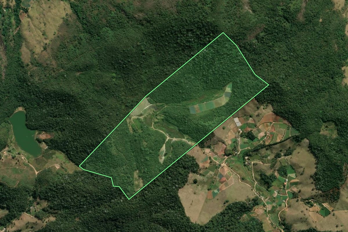 Imagem de satélite do imóvel rural em Sapucaia (RJ), com o contorno declarado no CAR desenhado por cima.