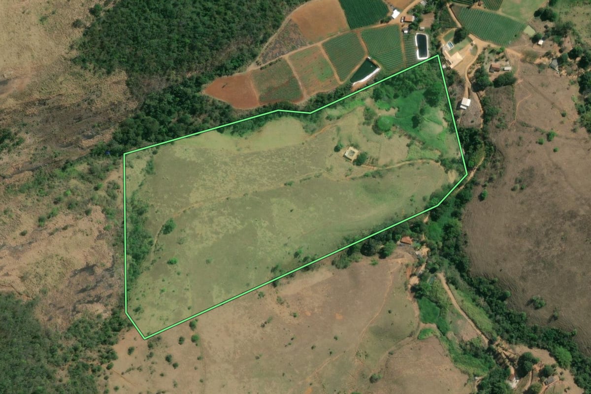 Imagem de satélite do imóvel rural em Sapucaia (RJ), com o contorno declarado no CAR desenhado por cima.