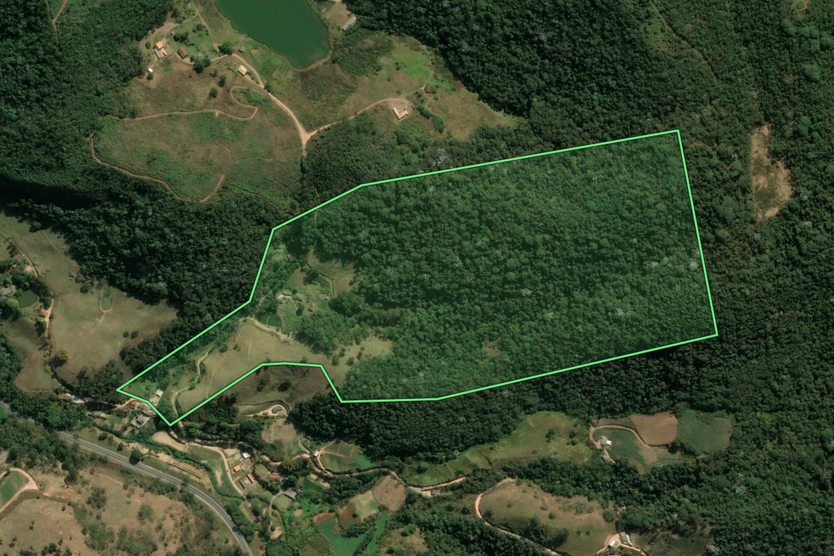 Imagem de satélite do imóvel rural em Sapucaia (RJ), com o contorno declarado no CAR desenhado por cima.