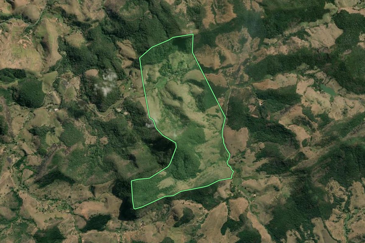 Imagem de satélite do imóvel rural em Sapucaia (RJ), com o contorno declarado no CAR desenhado por cima.