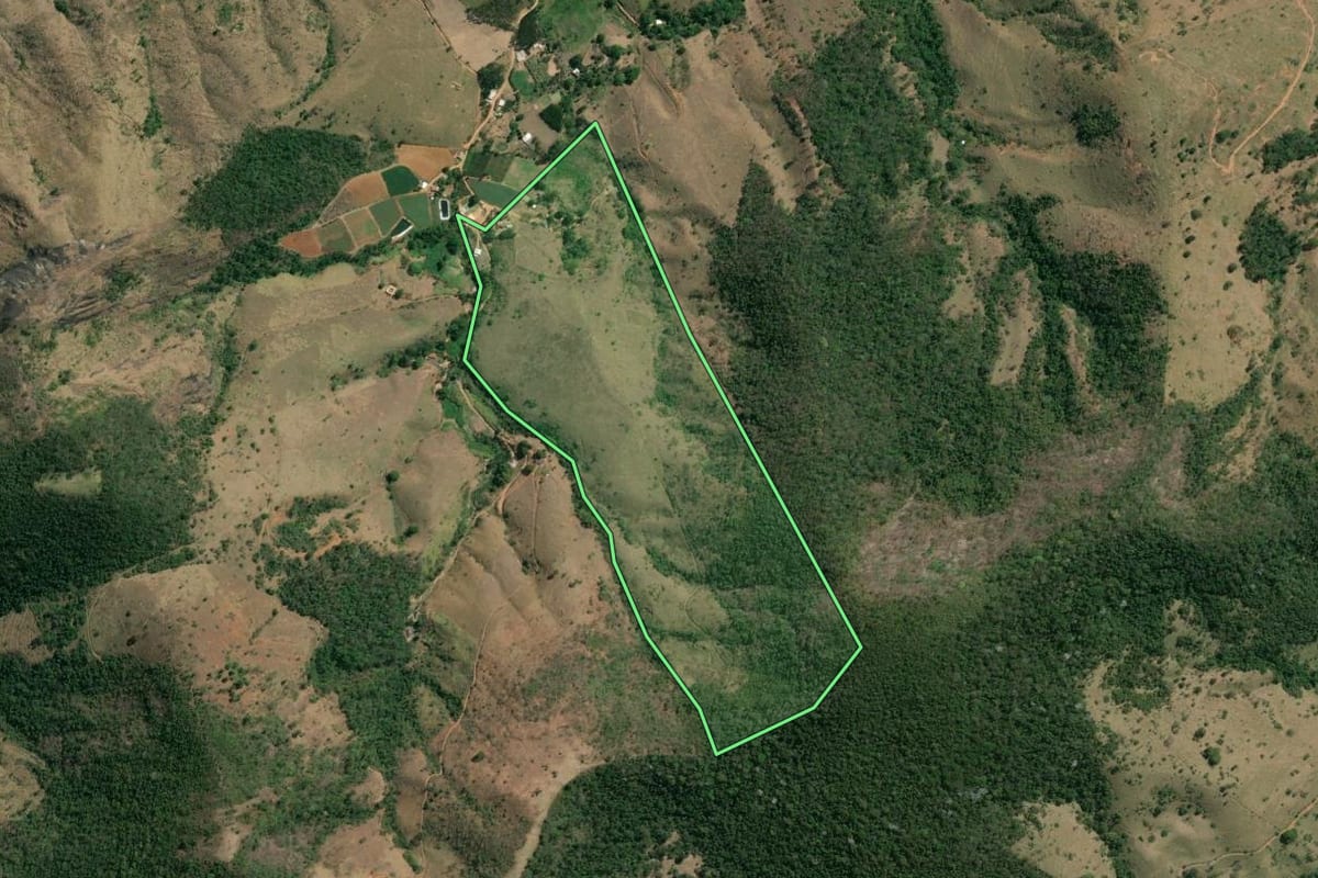 Imagem de satélite do imóvel rural em Sapucaia (RJ), com o contorno declarado no CAR desenhado por cima.
