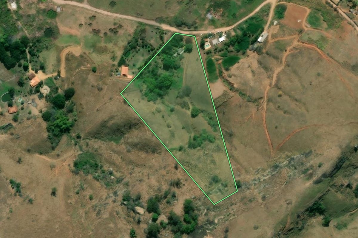 Imagem de satélite do imóvel rural em Sapucaia (RJ), com o contorno declarado no CAR desenhado por cima.