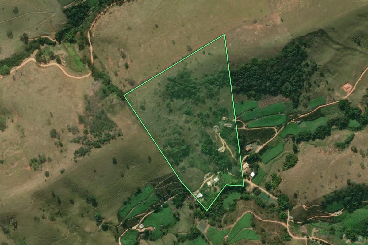 Imagem de satélite do imóvel rural em Sapucaia (RJ), com o contorno declarado no CAR desenhado por cima.