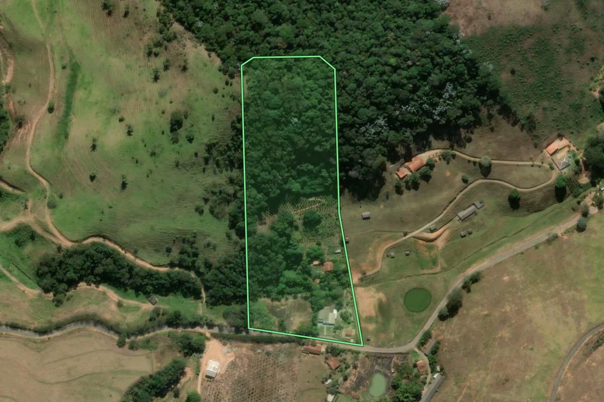Imagem de satélite do imóvel rural em Sapucaia (RJ), com o contorno declarado no CAR desenhado por cima.