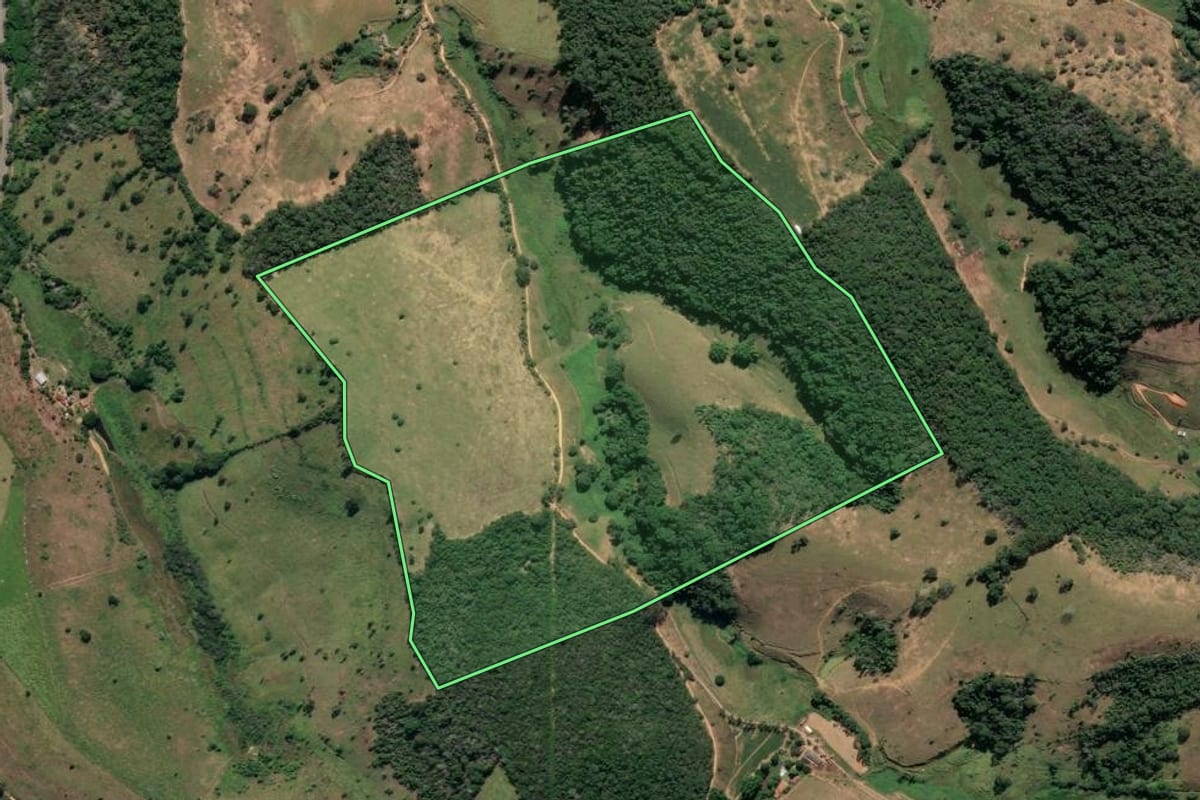 Imagem de satélite do imóvel rural em Sapucaia (RJ), com o contorno declarado no CAR desenhado por cima.