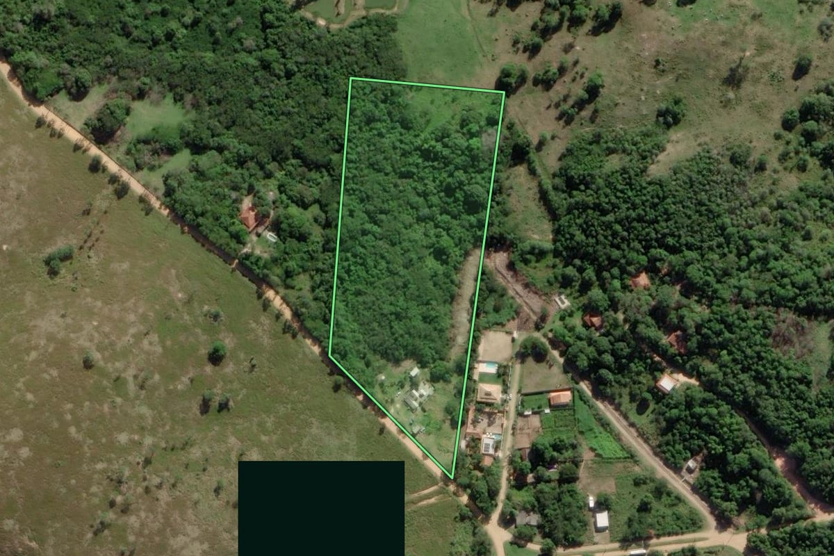Imagem de satélite do imóvel rural em Saquarema (RJ), com o contorno declarado no CAR desenhado por cima.