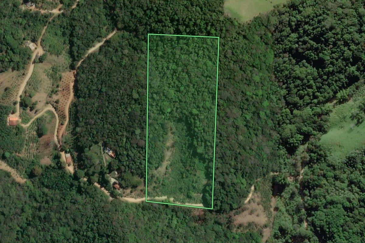 Imagem de satélite do imóvel rural em Saquarema (RJ), com o contorno declarado no CAR desenhado por cima.