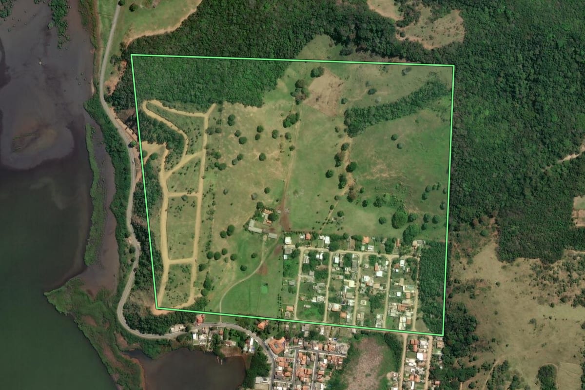 Imagem de satélite do imóvel rural em Saquarema (RJ), com o contorno declarado no CAR desenhado por cima.