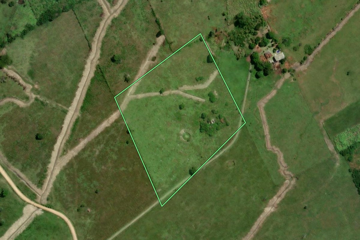 Imagem de satélite do imóvel rural em Saquarema (RJ), com o contorno declarado no CAR desenhado por cima.