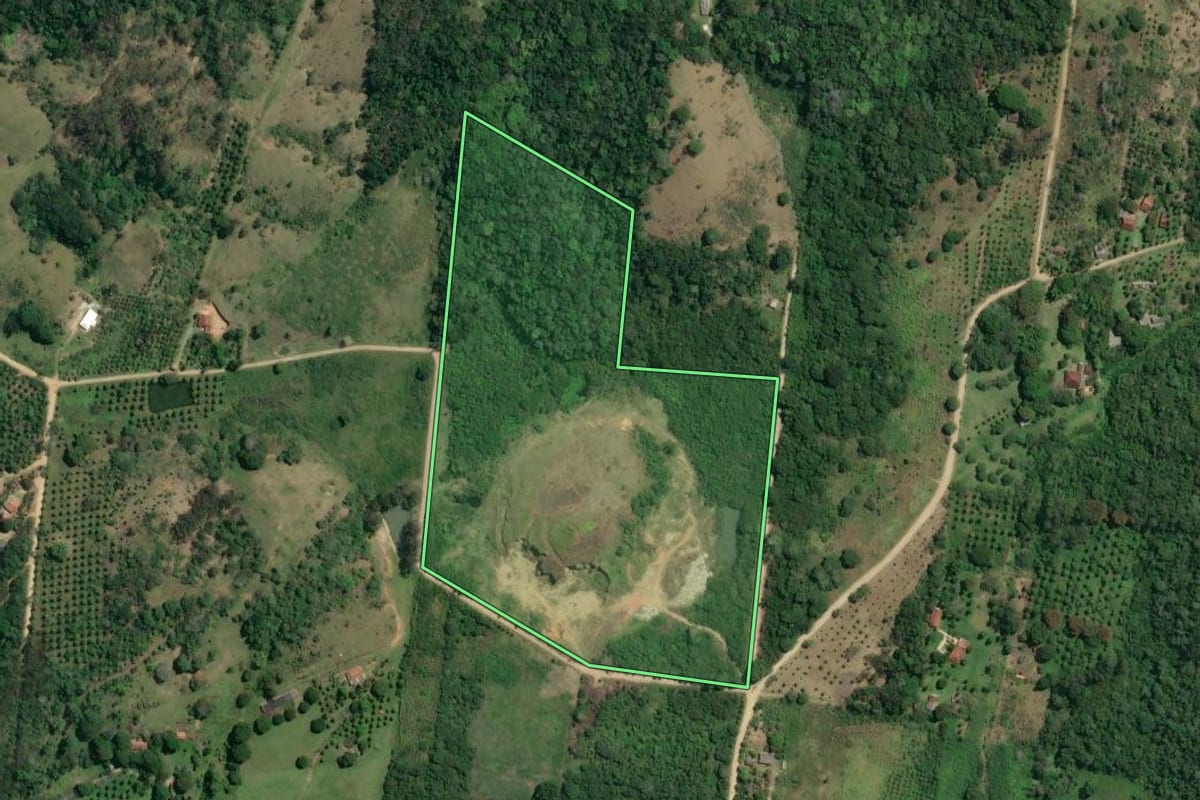 Imagem de satélite do imóvel rural em Saquarema (RJ), com o contorno declarado no CAR desenhado por cima.