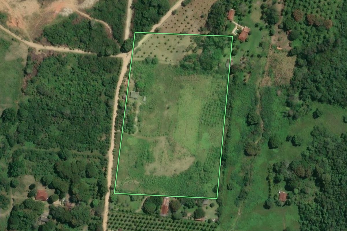 Imagem de satélite do imóvel rural em Saquarema (RJ), com o contorno declarado no CAR desenhado por cima.