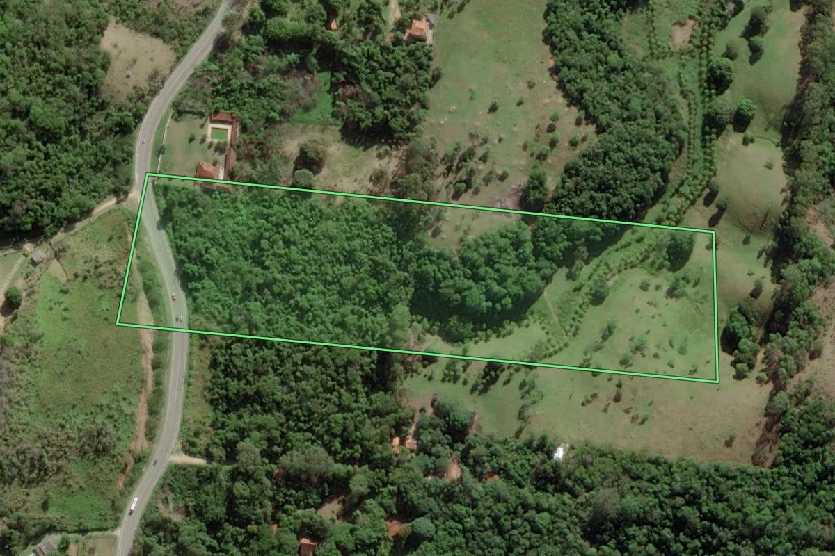 Imagem de satélite do imóvel rural em Saquarema (RJ), com o contorno declarado no CAR desenhado por cima.