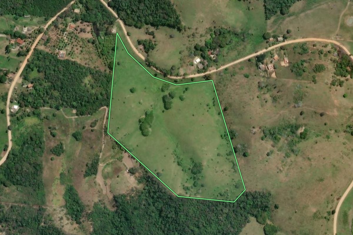 Imagem de satélite do imóvel rural em Saquarema (RJ), com o contorno declarado no CAR desenhado por cima.