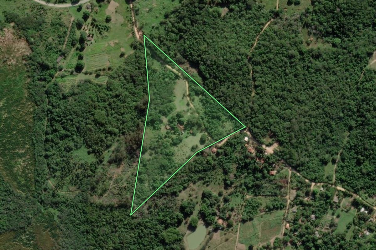 Imagem de satélite do imóvel rural em Saquarema (RJ), com o contorno declarado no CAR desenhado por cima.