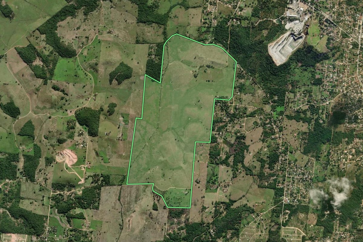 Imagem de satélite do imóvel rural em Saquarema (RJ), com o contorno declarado no CAR desenhado por cima.