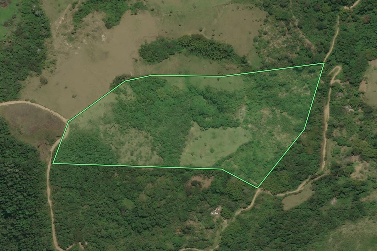 Imagem de satélite do imóvel rural em Saquarema (RJ), com o contorno declarado no CAR desenhado por cima.