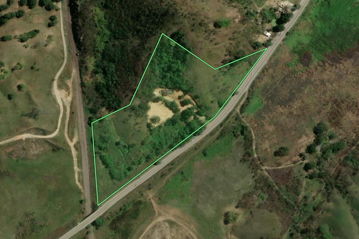 Imagem de satélite do imóvel rural em Seropédica (RJ), com o contorno declarado no CAR desenhado por cima.