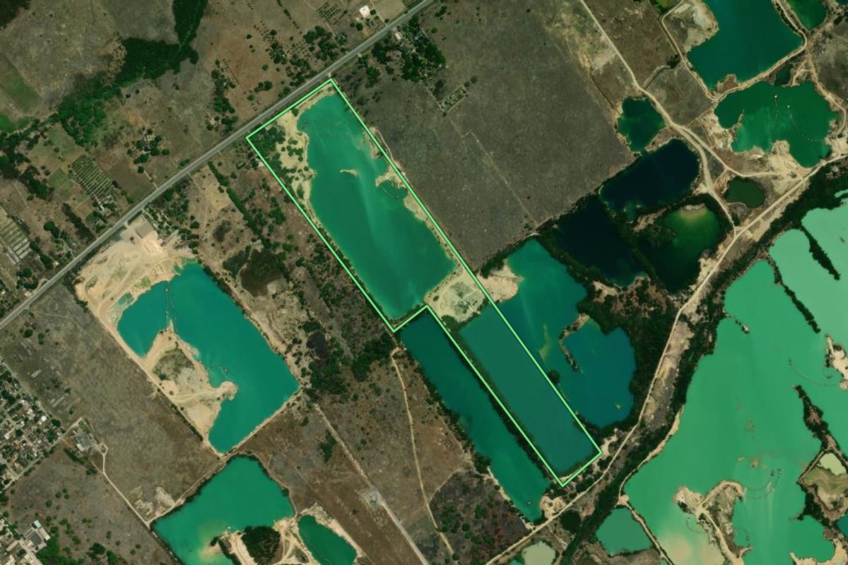 Imagem de satélite do imóvel rural em Seropédica (RJ), com o contorno declarado no CAR desenhado por cima.
