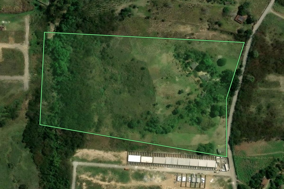 Imagem de satélite do imóvel rural em Seropédica (RJ), com o contorno declarado no CAR desenhado por cima.