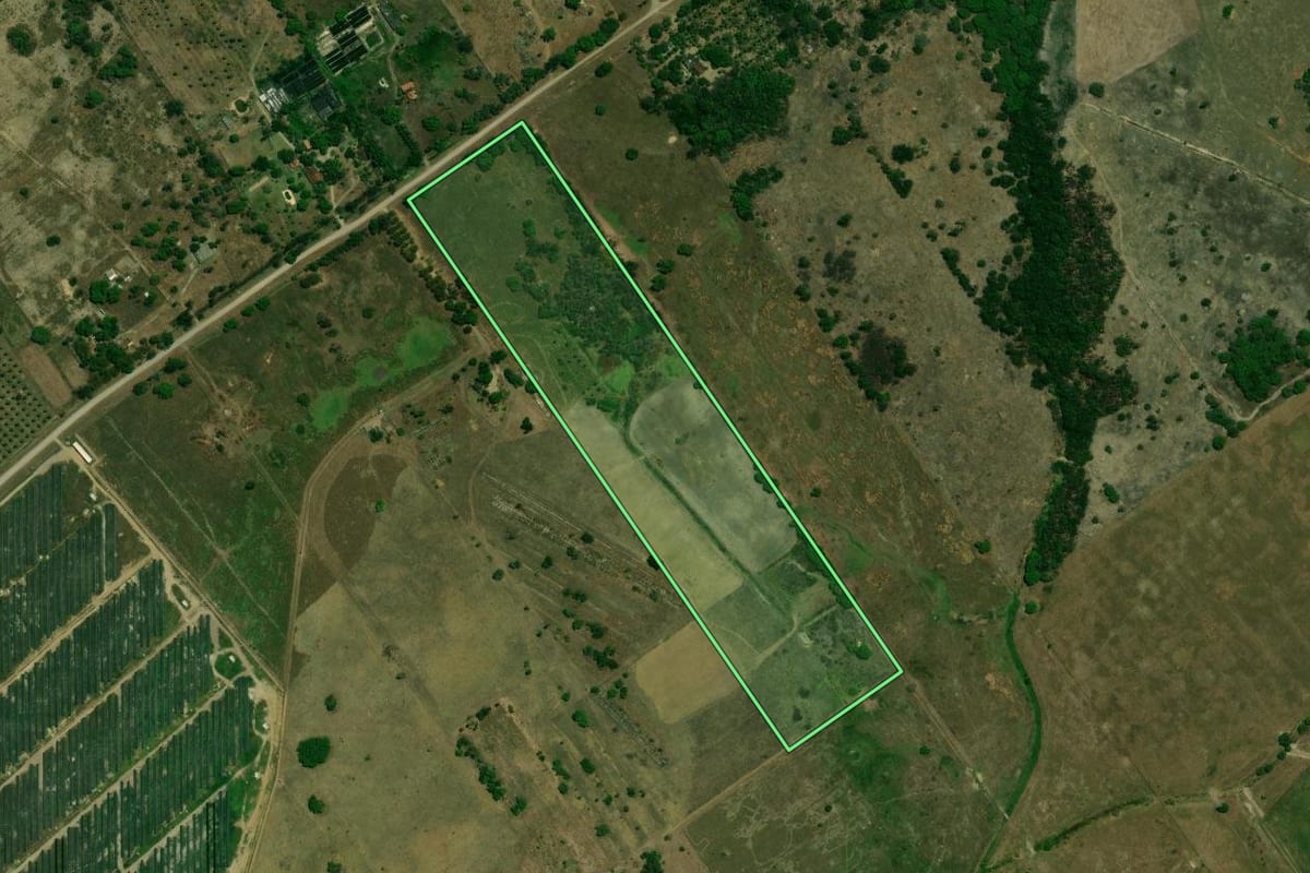 Imagem de satélite do imóvel rural em Seropédica (RJ), com o contorno declarado no CAR desenhado por cima.