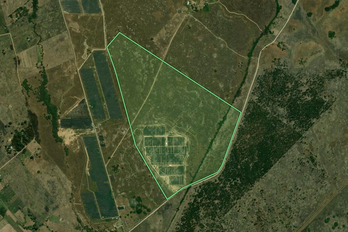 Imagem de satélite do imóvel rural em Seropédica (RJ), com o contorno declarado no CAR desenhado por cima.