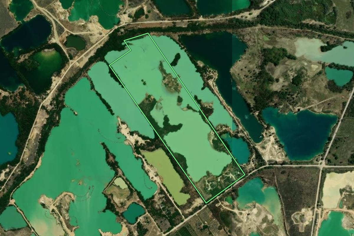 Imagem de satélite do imóvel rural em Seropédica (RJ), com o contorno declarado no CAR desenhado por cima.