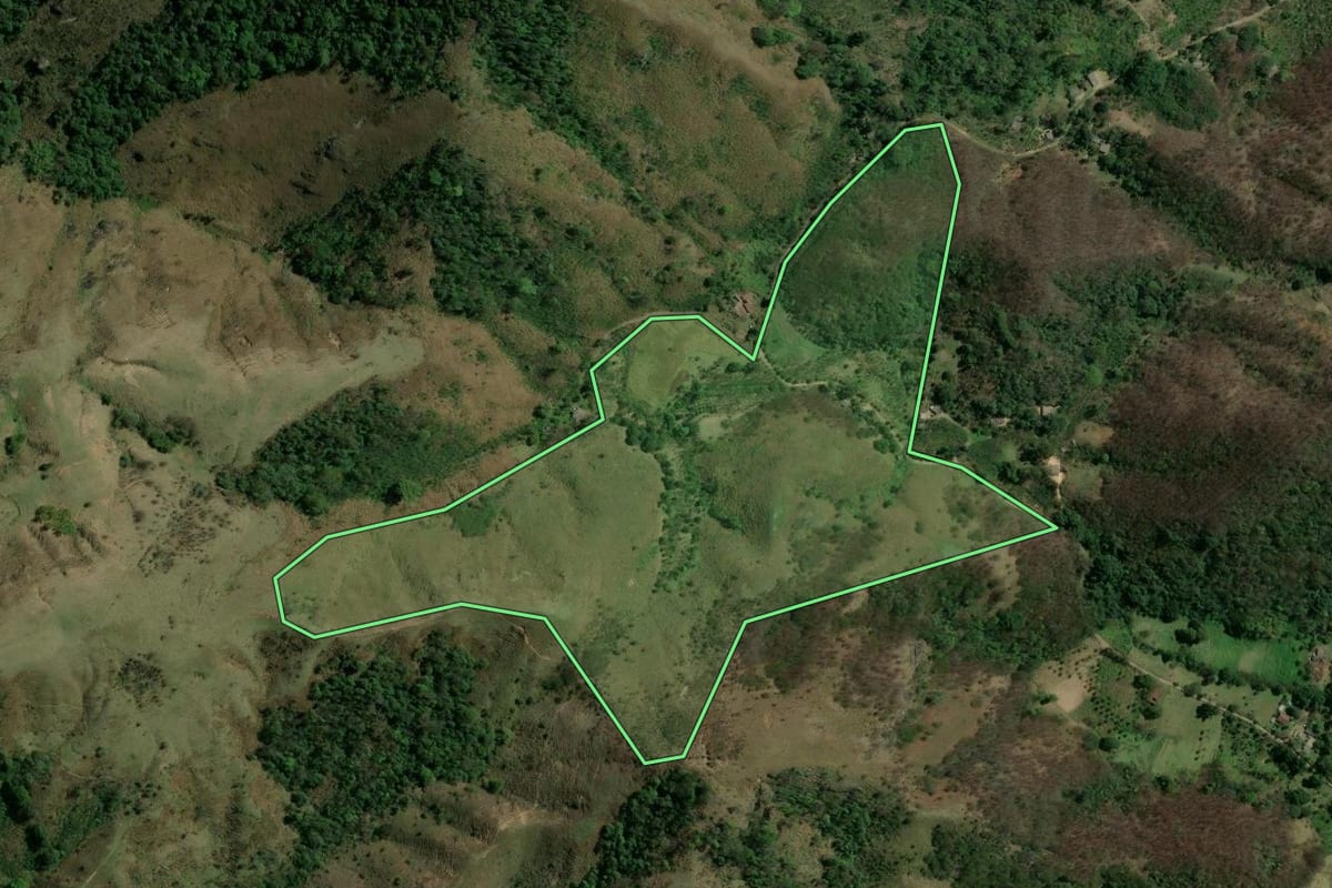 Imagem de satélite do imóvel rural em Seropédica (RJ), com o contorno declarado no CAR desenhado por cima.