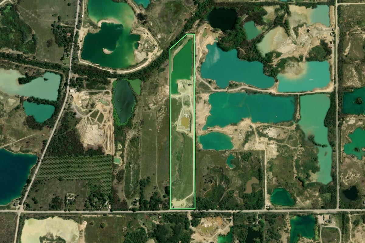 Imagem de satélite do imóvel rural em Seropédica (RJ), com o contorno declarado no CAR desenhado por cima.