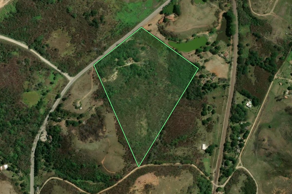 Imagem de satélite do imóvel rural em Seropédica (RJ), com o contorno declarado no CAR desenhado por cima.