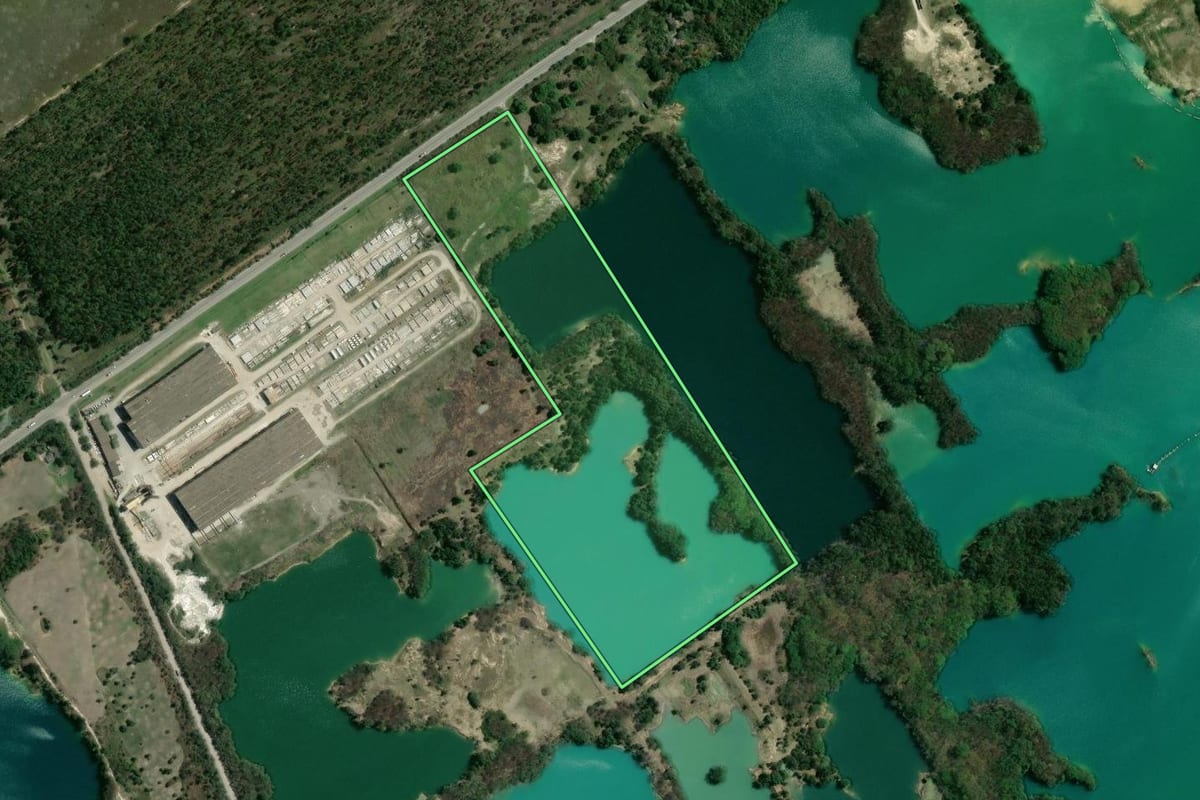 Imagem de satélite do imóvel rural em Seropédica (RJ), com o contorno declarado no CAR desenhado por cima.