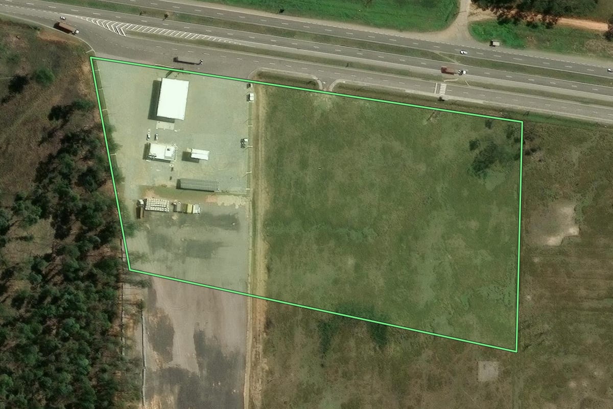 Imagem de satélite do imóvel rural em Seropédica (RJ), com o contorno declarado no CAR desenhado por cima.