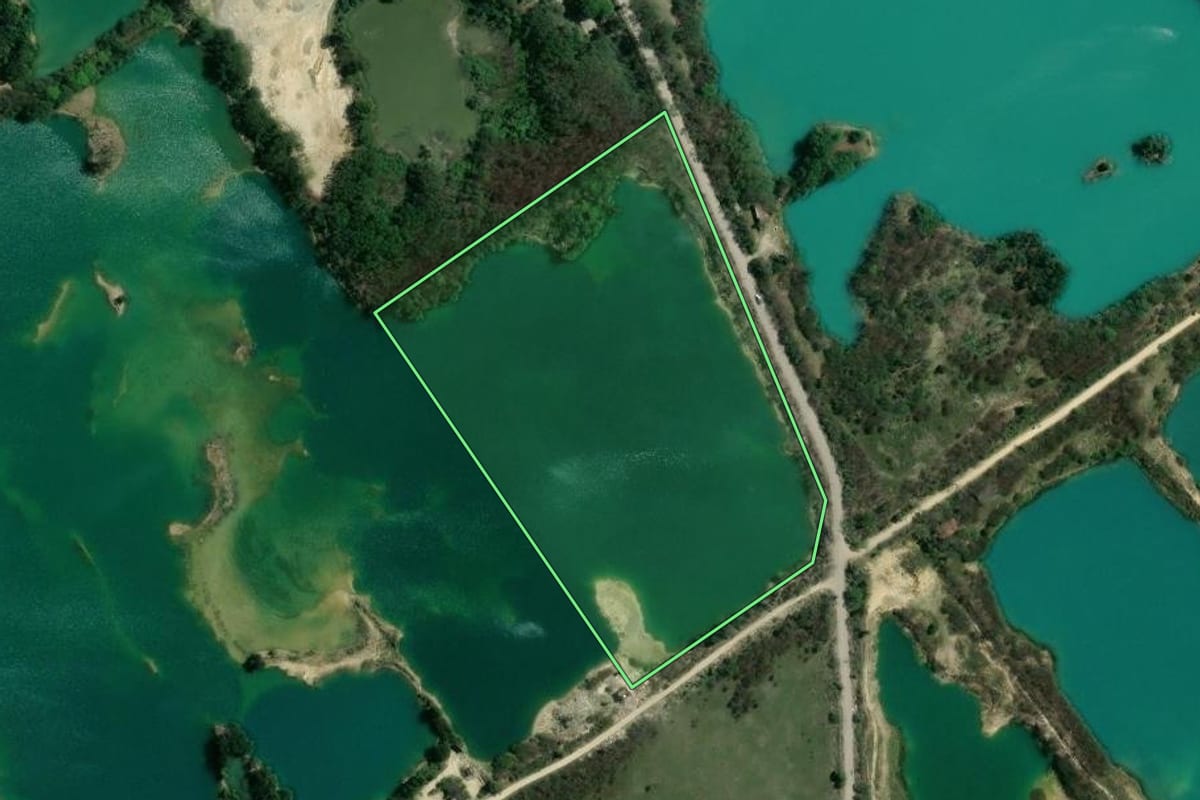 Imagem de satélite do imóvel rural em Seropédica (RJ), com o contorno declarado no CAR desenhado por cima.