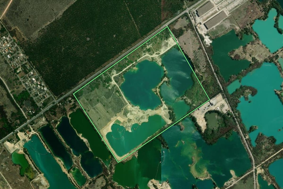 Imagem de satélite do imóvel rural em Seropédica (RJ), com o contorno declarado no CAR desenhado por cima.