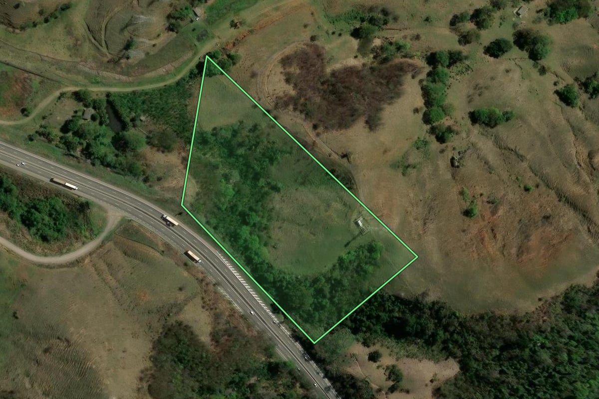 Imagem de satélite do imóvel rural em Seropédica (RJ), com o contorno declarado no CAR desenhado por cima.