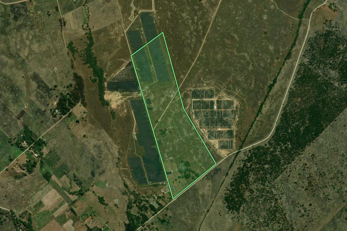 Imagem de satélite do imóvel rural em Seropédica (RJ), com o contorno declarado no CAR desenhado por cima.