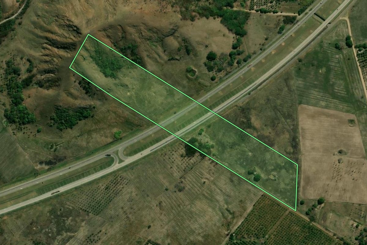 Imagem de satélite do imóvel rural em Seropédica (RJ), com o contorno declarado no CAR desenhado por cima.