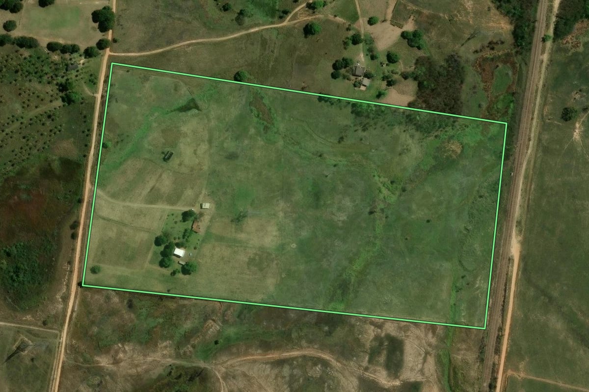 Imagem de satélite do imóvel rural em Seropédica (RJ), com o contorno declarado no CAR desenhado por cima.