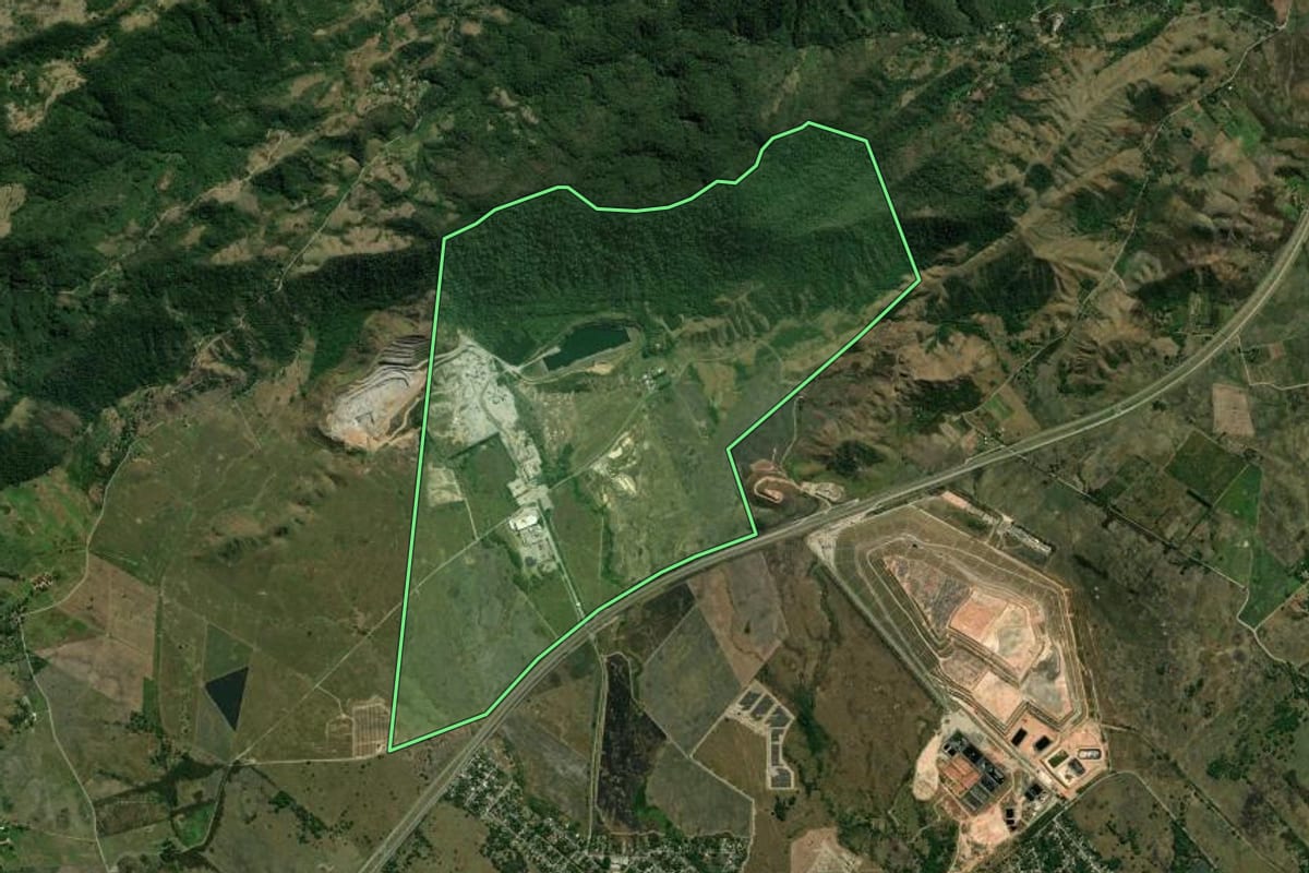 Imagem de satélite do imóvel rural em Seropédica (RJ), com o contorno declarado no CAR desenhado por cima.