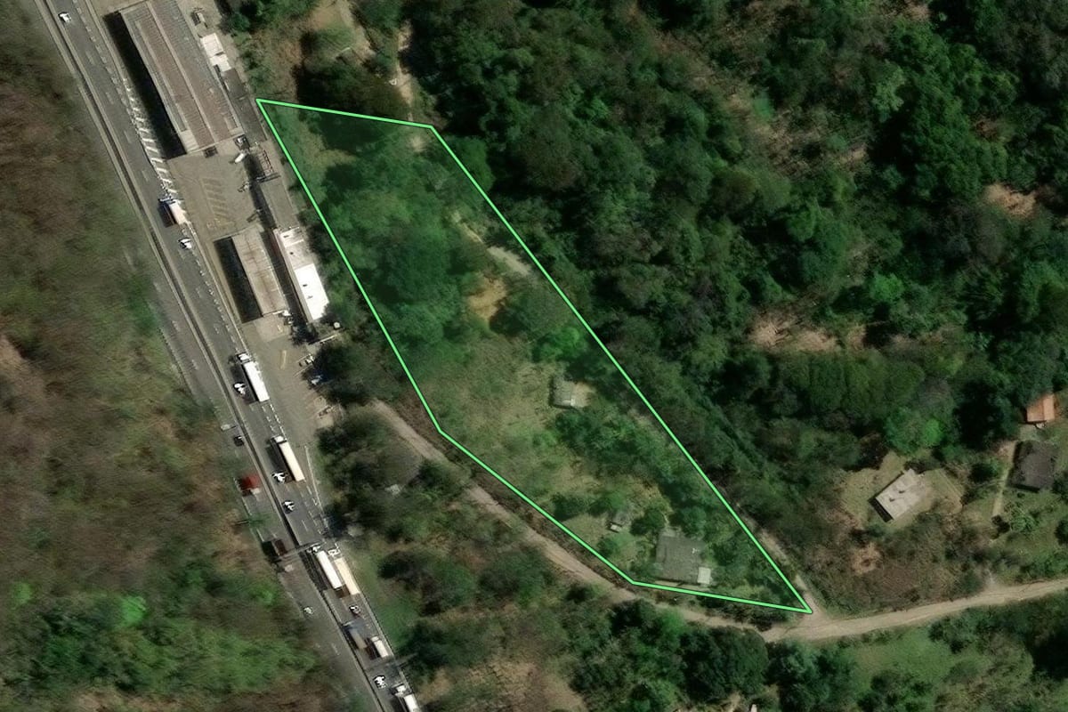 Imagem de satélite do imóvel rural em Seropédica (RJ), com o contorno declarado no CAR desenhado por cima.