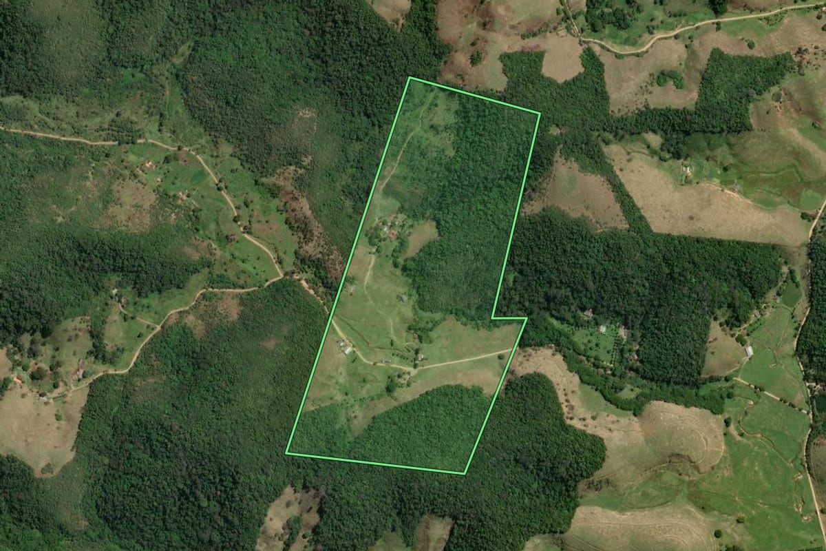 Imagem de satélite do imóvel rural em Silva Jardim (RJ), com o contorno declarado no CAR desenhado por cima.