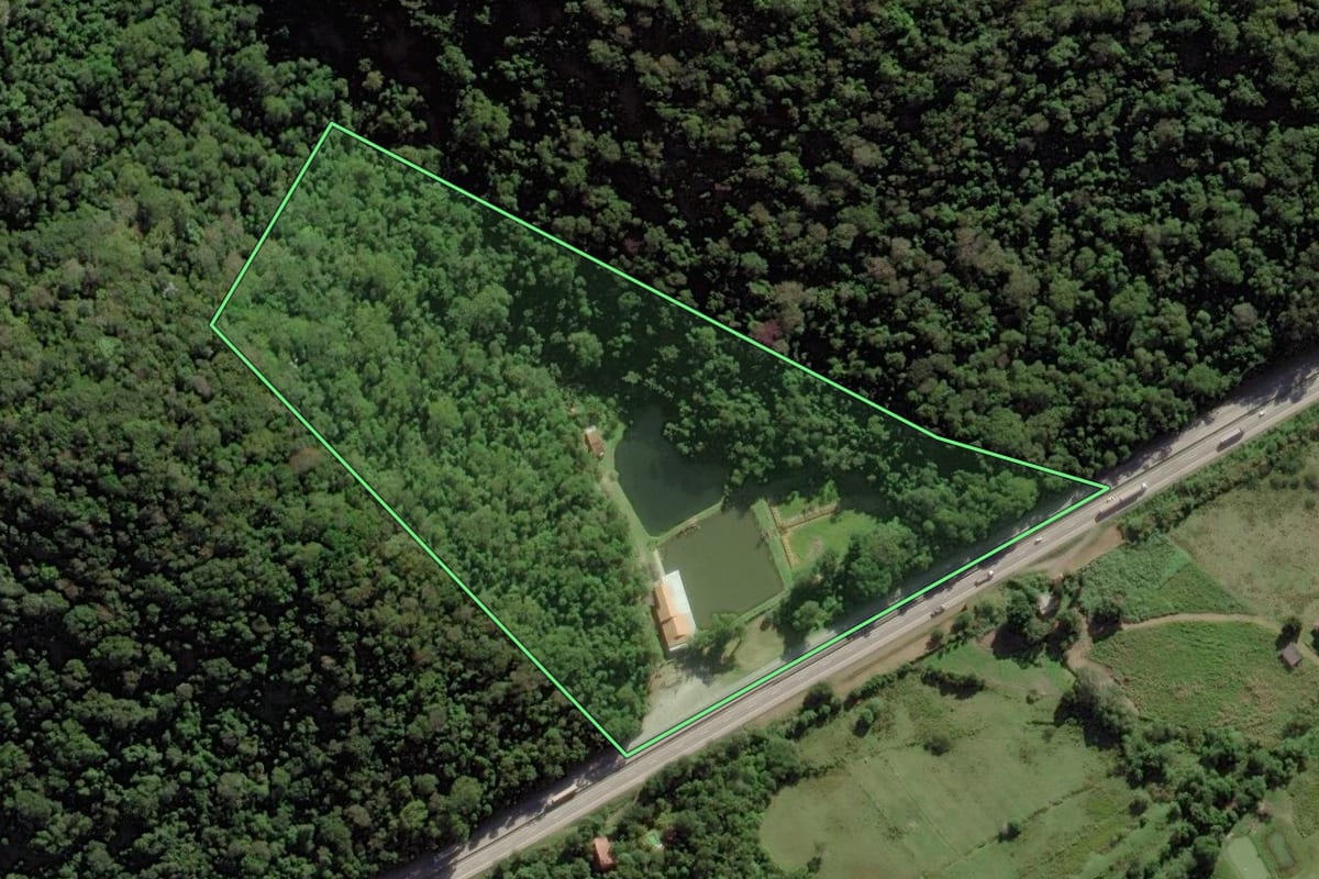 Imagem de satélite do imóvel rural em Silva Jardim (RJ), com o contorno declarado no CAR desenhado por cima.