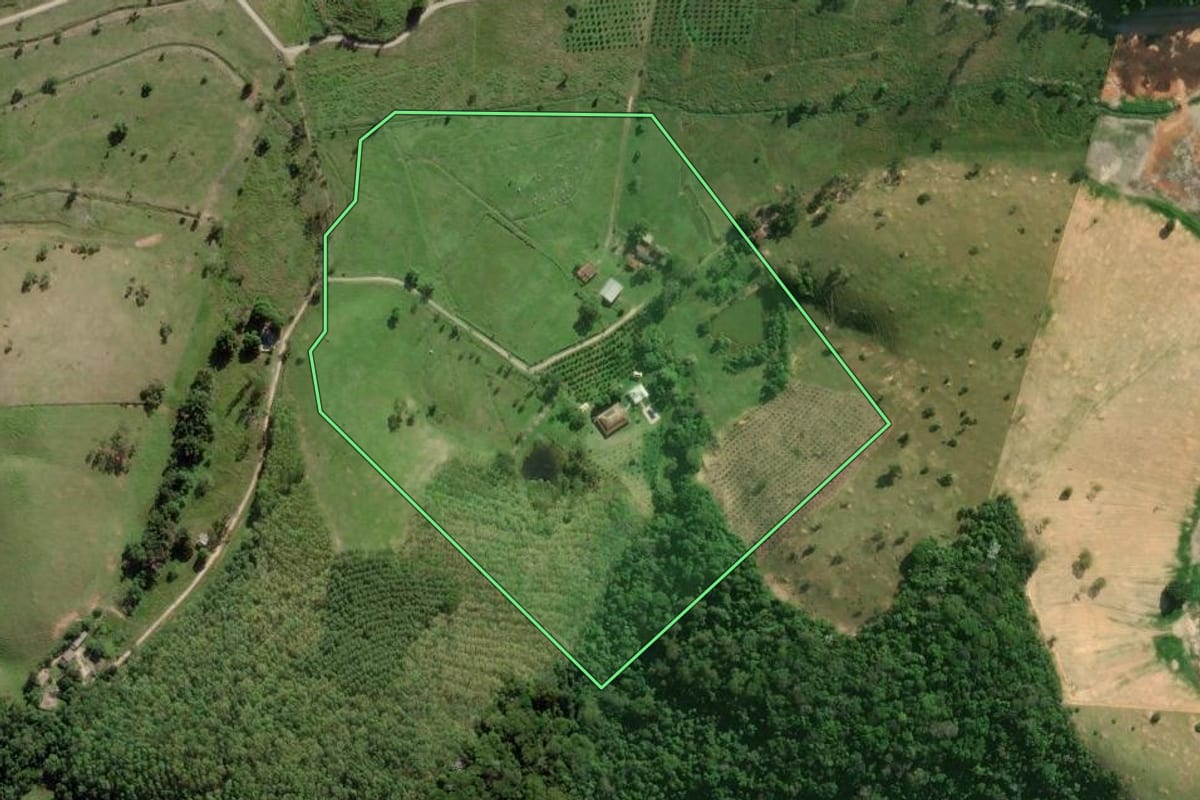 Imagem de satélite do imóvel rural em Silva Jardim (RJ), com o contorno declarado no CAR desenhado por cima.