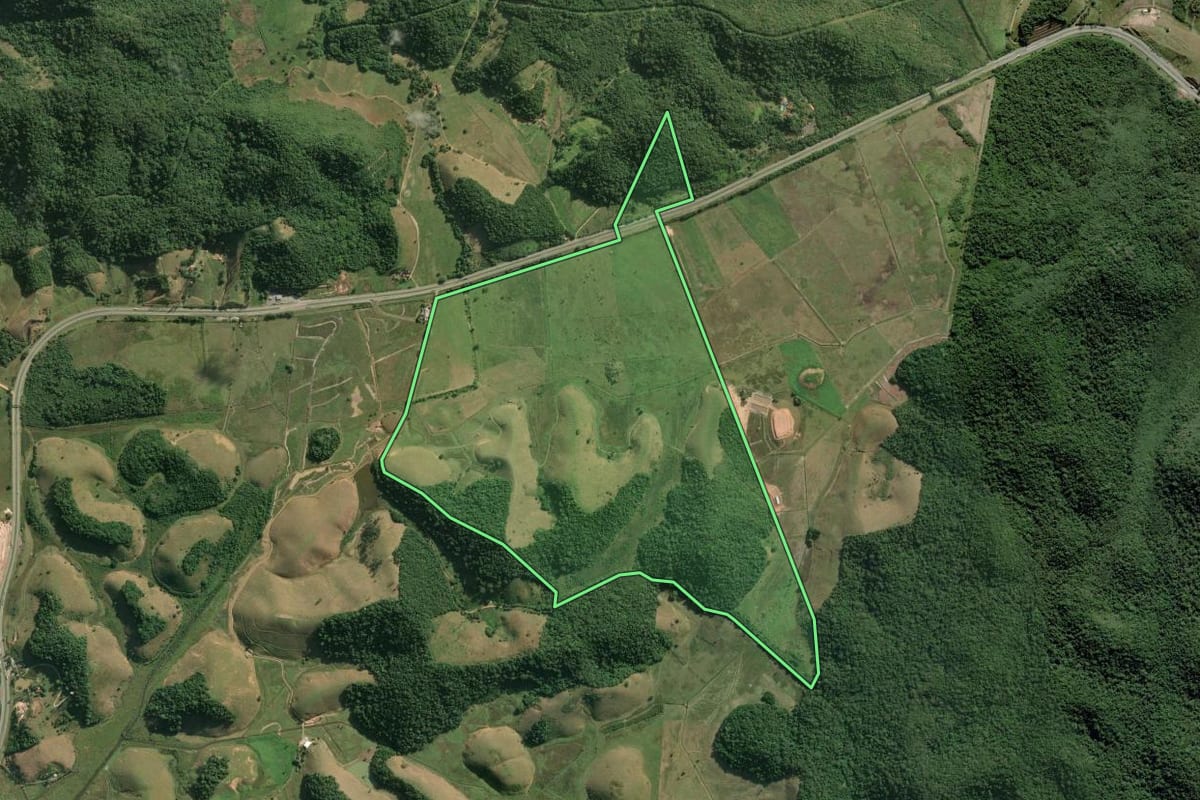 Imagem de satélite do imóvel rural em Silva Jardim (RJ), com o contorno declarado no CAR desenhado por cima.