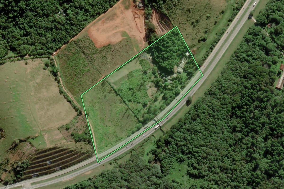 Imagem de satélite do imóvel rural em Silva Jardim (RJ), com o contorno declarado no CAR desenhado por cima.