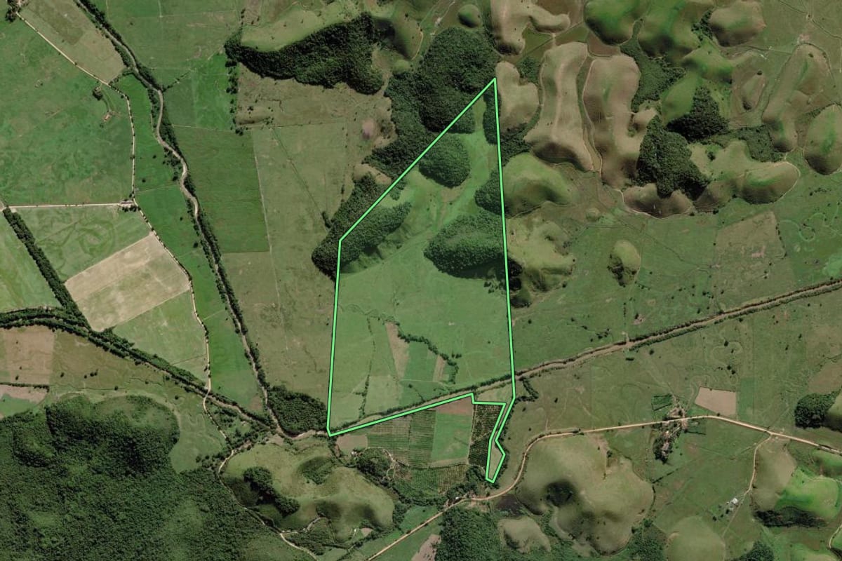 Imagem de satélite do imóvel rural em Silva Jardim (RJ), com o contorno declarado no CAR desenhado por cima.