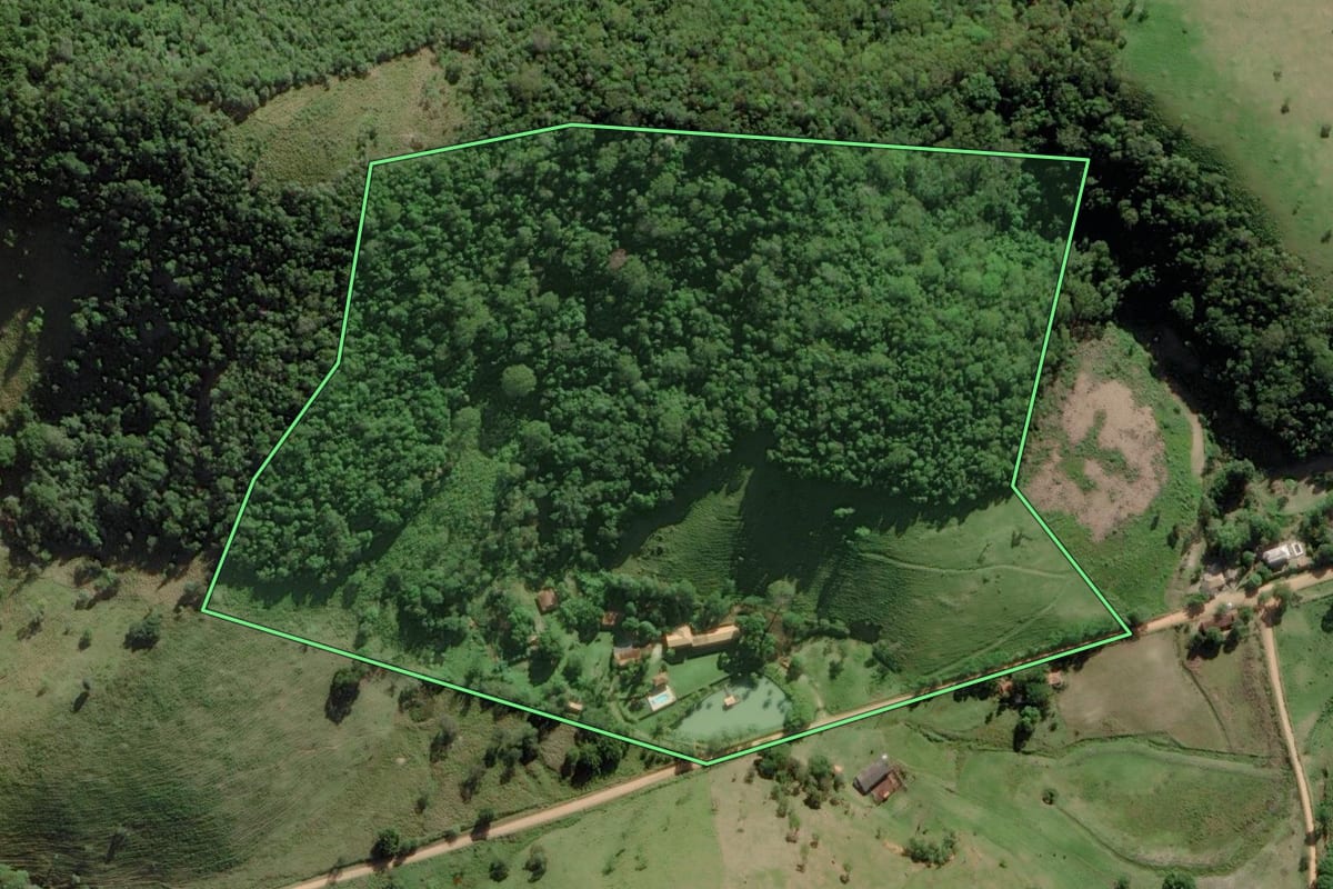 Imagem de satélite do imóvel rural em Silva Jardim (RJ), com o contorno declarado no CAR desenhado por cima.