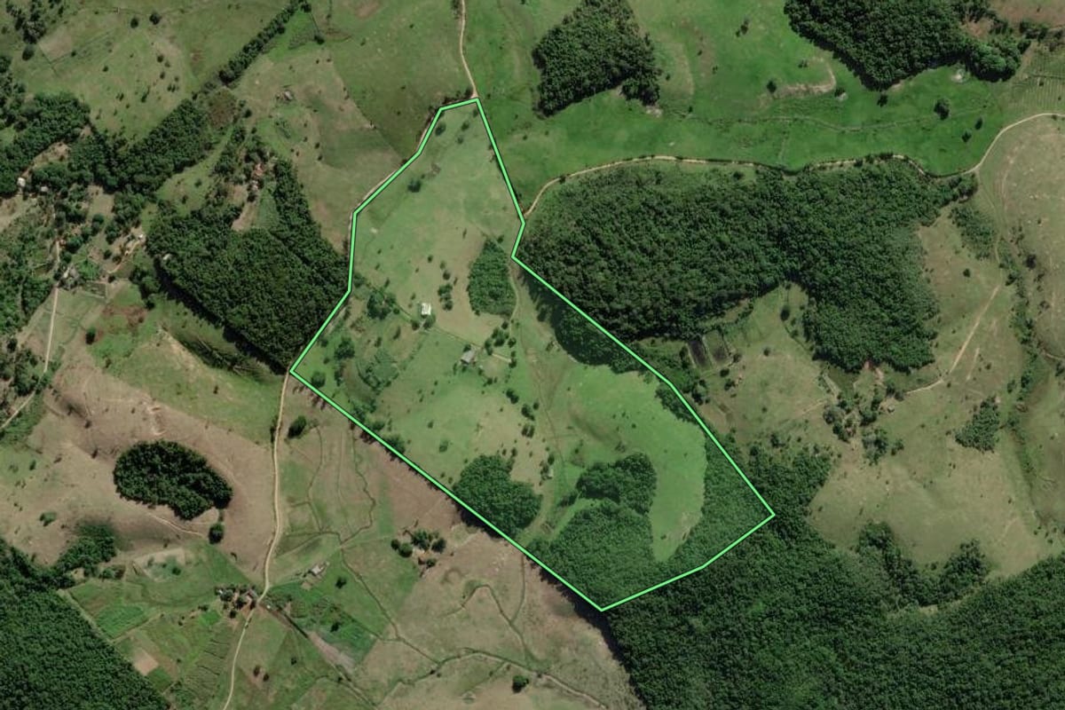 Imagem de satélite do imóvel rural em Silva Jardim (RJ), com o contorno declarado no CAR desenhado por cima.