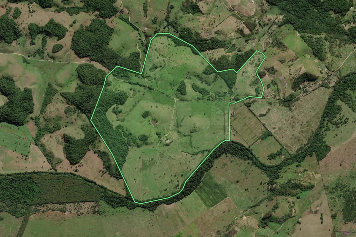 Imagem de satélite do imóvel rural em Silva Jardim (RJ), com o contorno declarado no CAR desenhado por cima.
